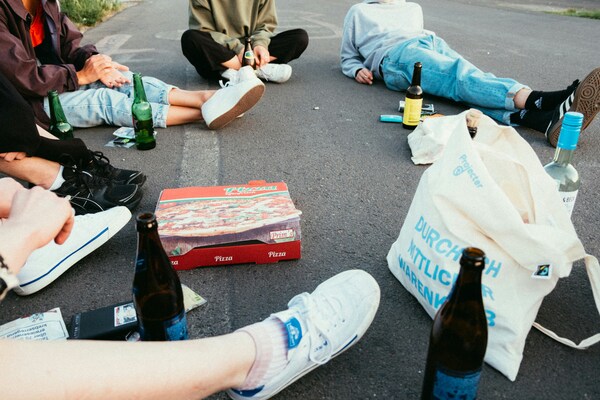 Cuáles multas y delitos evitar al hacer botellón en la calle