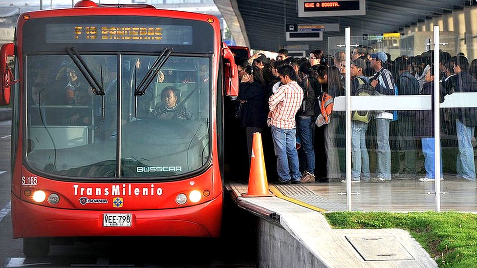 Cuáles son ejemplos reales y su valor en servicios públicos urbanos