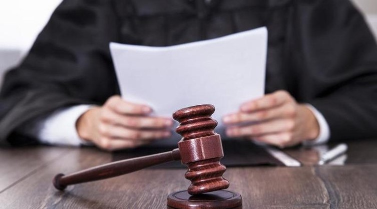 cuales son las responsabilidades y procedimientos clave en la carga de la prueba en
