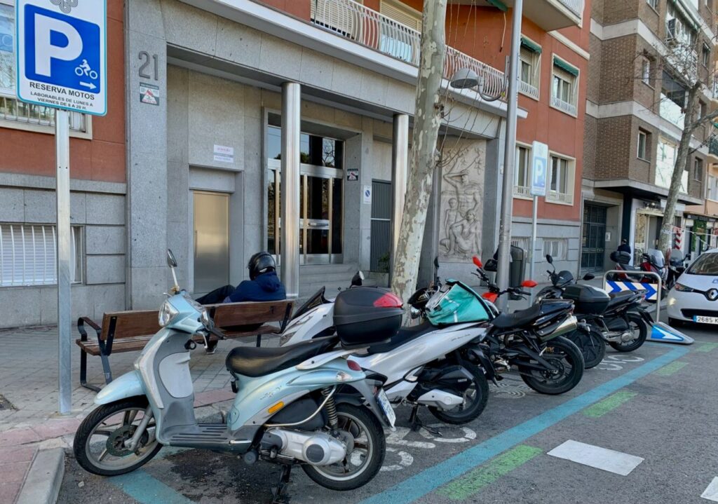 Dónde puedo aparcar en la zona reservada de motos