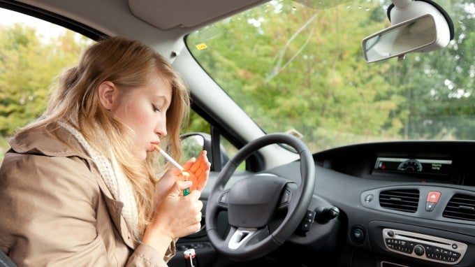 Está PROHIBIDO arrojar objetos a la VÍA desde el COCHE