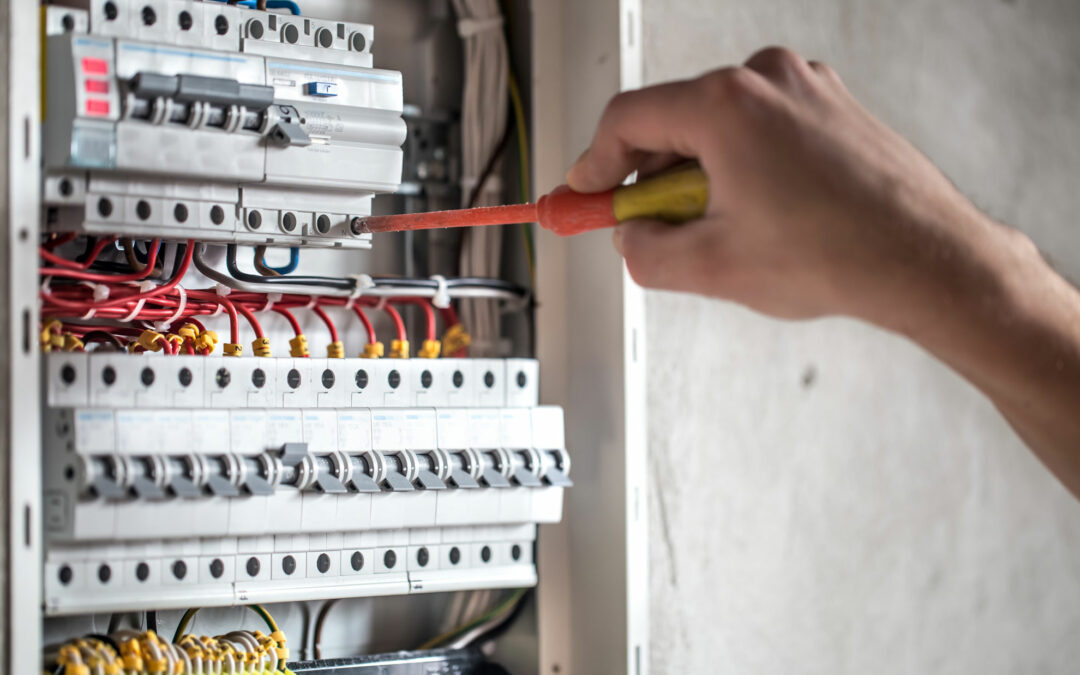 Instalaciones eléctricas de baja tensión: CLAVES y NORMATIVA