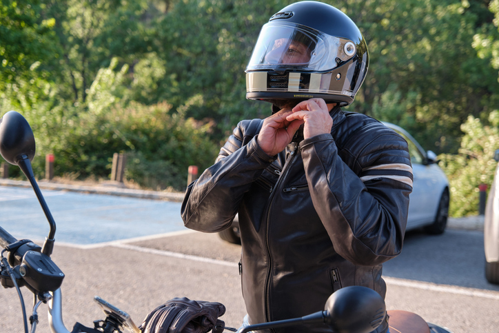 Multa por IR SIN CASCO EN MOTO: Consecuencias LEGAL–>