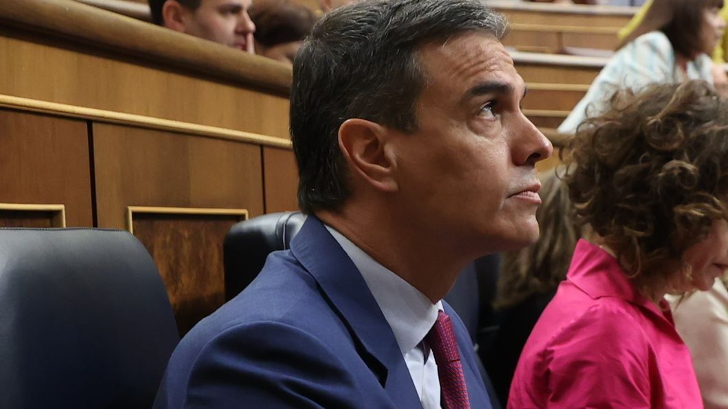 Qué dice el Artículo 101 de la Constitución Española sobre el gobierno cesado