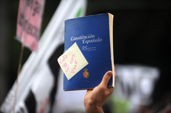 Qué establece el Artículo 33 de la Constitución Española sobre derechos y valor legal