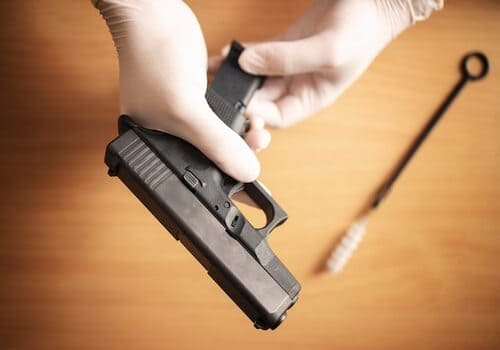 Qué establece el artículo 365 del Código Penal Colombiano sobre armas