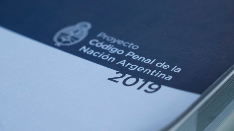 Qué establece el Artículo 80 del Código Penal Argentino sobre los derechos de la víctima