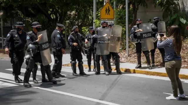 Una persona con ARRESTO DOMICILIARIO puede salir a la calle